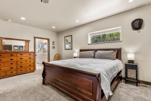 Hot tub, Mnt. Views, A/C, Downtown -  Eco Chalet!