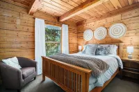 Cabin - Hot Tub w Outdoor TV, Sleeps 12, King Bed, Dogs ok