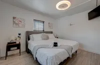 Stylish Modern Farmhouse in Houston – Your Perfect VRBO Retreat! Hotels in North Houston
