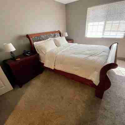 Private top floor spacious 1 bedroom retreat - Guesthouse Rooms