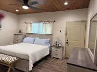 Charming 2-bedroom cottage in Laredo with high-speed WiFi, AC Hotels near Michael Kors Outlet