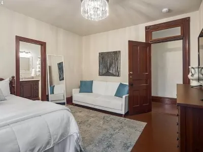 Spacious 4-bedroom Victorian home, sleeps up to 14, for Family or Bridal Getaway
