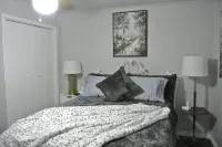 Charming 2-bedroom Craftsman in Vernon with AC, Wi-Fi and large back porch. Hotels in Vernon