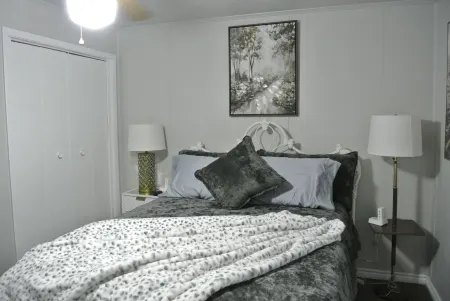 Charming 2-bedroom Craftsman in Vernon with AC, Wi-Fi and large back porch. Отели в г. Вернон