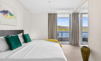 Reef - Waterfront City Pool Sauna & Gym