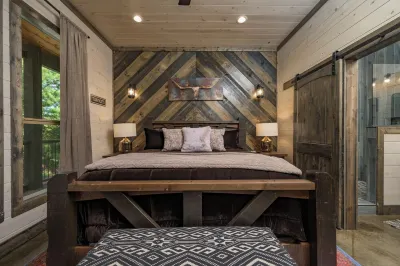 Train Station Cabin - Sleeps 10 - Arcade - Hot Tub, Outdoor Fun & EV Plug