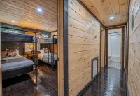 Bear Paradise Cabin–Hot Tub, Mini Golf, Court, Game Room, EV Charger & Fireplace