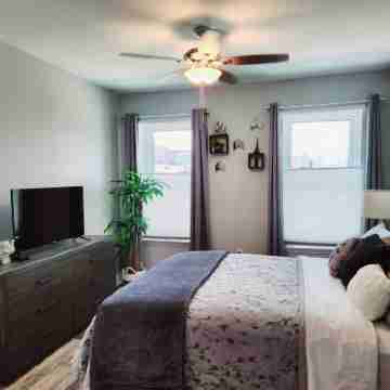 Cozy Home Away From Home Sleeps 8, has 3 bthrms, & lots of amenities to enjoy! Rooms