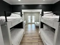 Stunning 4-bedroom house with amazing outdoor space and dock in Double Springs. 温斯頓縣酒店