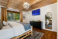 Resort Retreat: Sauna, Hot Tub, Pool table + more!