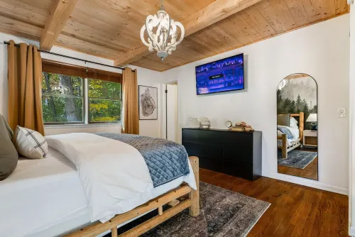 Resort Retreat: Sauna, Hot Tub, Pool table + more!