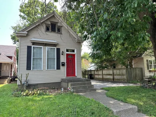 Cozy Derby Home2 Bedroom Shotgun style home, with Large Adorable Loft