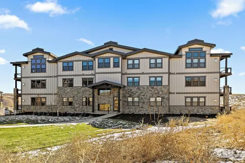 New 3-bedroom condo 2 minutes from ski gondola