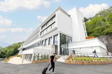 The Babel Community Hôtel - Grenoble Bastille Отели рядом с достопримечательностью «Музей сопротивления и де­портации»