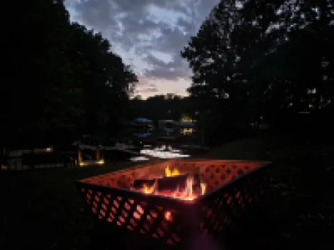 Keowee Adventures ~ Peaceful Lakefront Home on Keowee ~ 7 Miles from Clemson! Hoteles en Seneca