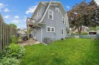 Cozy Corner Cottage- 2 blocks to Lake Michigan. Walk to Deland Park and Beach!