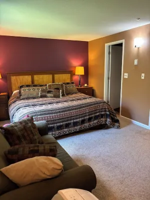 Charming 2-bedroom townhome in Thornton NH. Sleeps 9. 2 beds/2 baths.