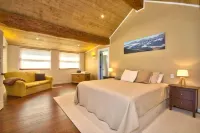 Unique Modern Log Home - Stunning Mountain Views, Designed for Comfort 글래노키 부두 주변 호텔