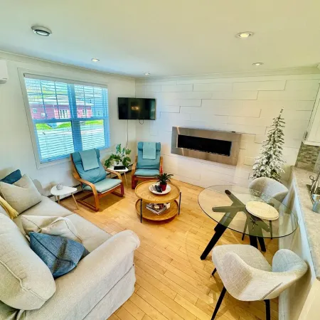 Cozy, Relaxing, Center City Retreat with Private Rooftop Deck!