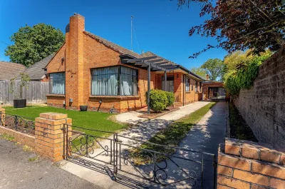 Alfred's Lakeside | 3 Bed Retreat At Top Location! Hotels near Lake Wendouree