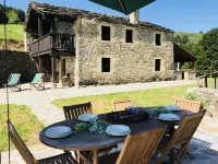 House with impressive stone lookout suspended in the mountain and views Hotels in San Roque de Riomiera