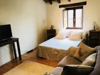 House with impressive stone lookout suspended in the mountain and views Hotels in San Roque de Riomiera