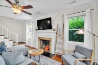 Chic 3BR Home: Pet Friendly, Near Furman & Parks Hotels in Sans Souci
