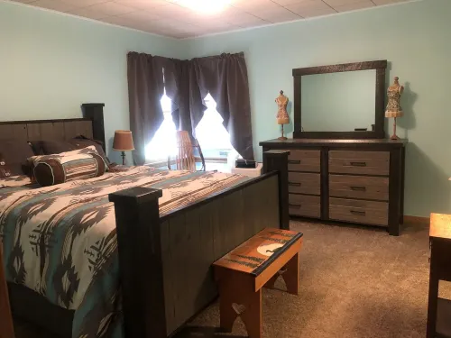 5 star on CATFISH LAKE wet boathouse, sandy beach, 5 bedroom, air cond