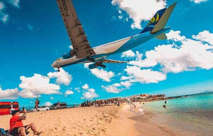 Tropical Gem! Watch Jets Fly into Airport+Ocean Beach+Garden Views+Many Perks!!!