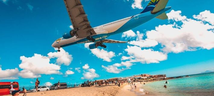 Tropical Gem! Watch Jets Fly into Airport+Ocean Beach+Garden Views+Many Perks!!! Hotels in Lowlands