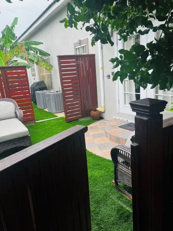 Cayman Imperial Suite-Close to Beaches, Restaurants, Bus-stops & Stores Отели рядом с достопримечательностью «TURTLE LAGOON»