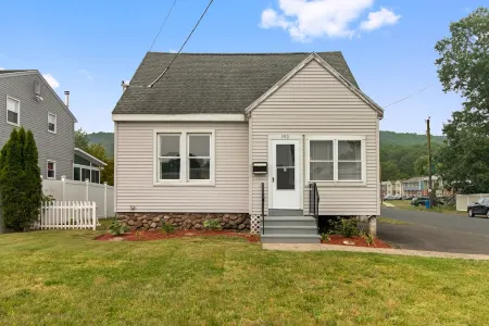 Stylish, Relaxing & Comfy 3 BDR Home. 2 minutes to Lake Compounce Отели рядом с достопримечательностью «Публичная библиотека Бристол»