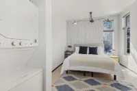 Sunny Chic Baca Railyard Retreat: Balcony + Full Kitchen + Laundry