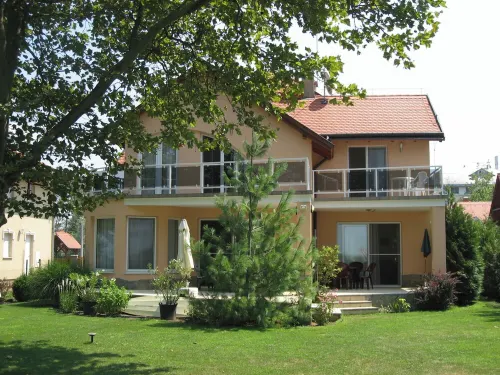 Sunshine Beach House DIRECTLY ON THE LAKE, ROWBOAT, Garden/barbecue island, WiFi