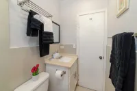 Stylish 1-bedroom apartment in delightful Buckleys with WiFi, AC Hoteles cerca de Sweet Wadadli Jungle Rides