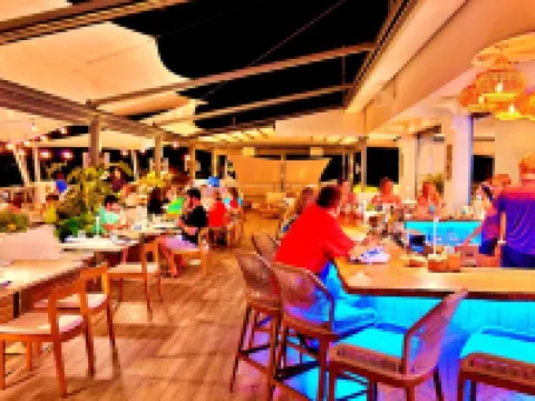 Generator! Private Pool Villa - Sapphire Beach 5min walk & Washer/Dryer WiFi 9 Hoteles en Santo Tomás