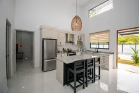 Villa Corazon - 3 bedrooms, 5 min walk to Uvita beach!