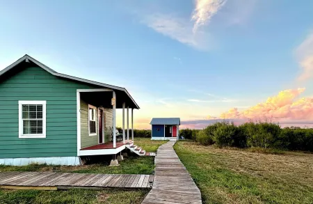 Fun Family Countryside Tiny House with Pool