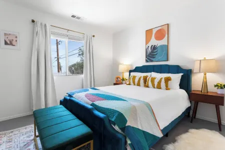 Escape to Serenity: 3-Bed, 2-Bath Home with Pool and Views plus WiFi and AC Отели рядом с достопримечательностью «Desert Hot Springs Chamber-Commerce»