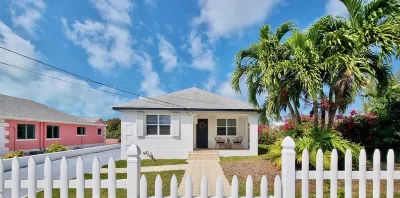 "Steps Away" 3-Bedroom with Free 6 Seater Golf Cart, Kayak & Paddle Board. Hotel a 