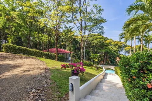 Gorgeous Villa with Breathtaking Ocean Views Hotels in Savegre