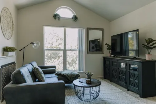 Cozy  apartment with hot tub/pool only minutes from canyons!