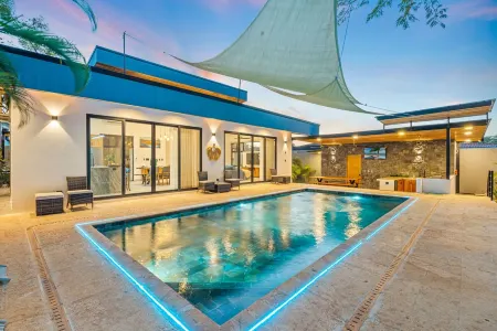 Villa Wahoo - Luxury 4BR Villa & Pool, Playa Grande Estates, 300m to the Beach