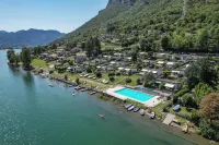 Directly on the lake with panoramic views