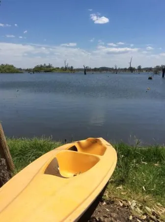 Foxy Lodge - Lakeside getaway Отели в г. Кирванс Бридж