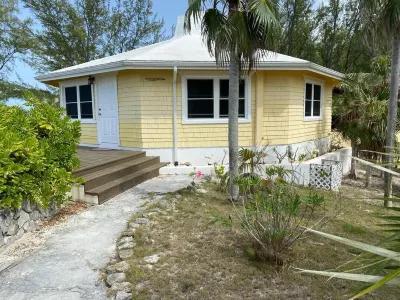 Monticello, Desert Rose beachfront cottage,Tiki Hut & Generator,10% Off 7+nights のホテル