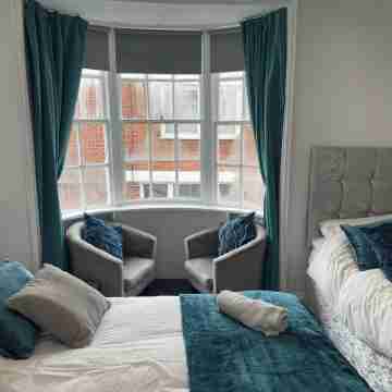 5 bed, 5 bath, Slps 18, Town Ho. 60 yds Weymth beach & harbour, NEWLY RENOVATED! Rooms