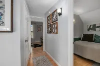 Walk to Bridge Street from the Westside Charmer! 大急流城酒店