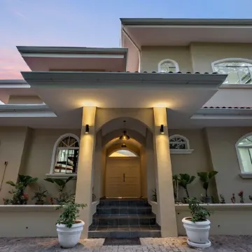 Beachfront Villa Just Steps To The Water