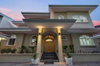 Beachfront Villa Just Steps To The Water
